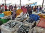 Tangkapan Melimpah, Harga Ikan Basah Anjlok