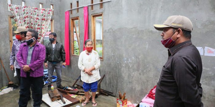 Bupati Taput Kunjungi dan Santuni Korban Bencana Alam Angin Puting Beliung