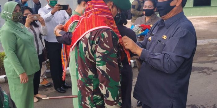 Kunker ke Karo, Danrem 023/KS Kol Inf Febriel B Sikumbang Disematkan Beka Buluh