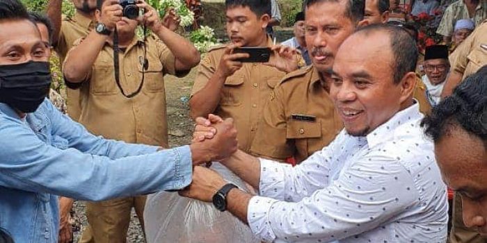 Bupati Labuhanbatu Bantu Kelompok Budi Daya Ikan