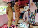 Keuchik Labuhan Tarok Meukek Serahkan Bantuan Sembako Kepada Korban Angin Putingbeliung