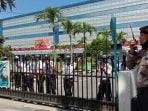 Sambut Demo FORMAS Sari Rejo, Aparat Kepolisian Standbay di Pintu Gerbang Kantor Kanwil Keuangan Sumut