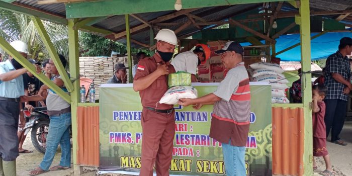 Manajamen PMKS PT GLP Bagikan Sembako ke Masyarakat Sekitar