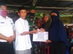 Dampak Covid-19, Kepala Desa Sawon Salurkan BLT ke 55 KK di Sei Litur Tasik