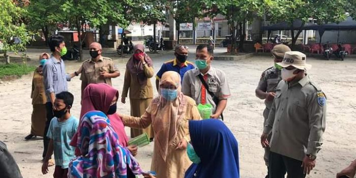 Sabrina Berbagi Masker di Labuhanbatu