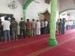Satgas TMMD 109 Sholat Dzuhur Berjamaah Bersama Warga