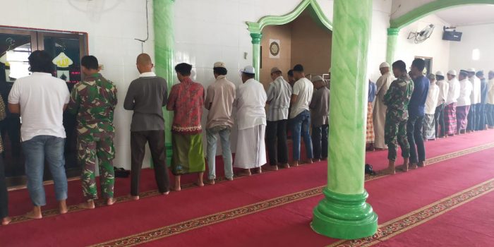 Satgas TMMD 109 Sholat Dzuhur Berjamaah Bersama Warga