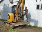 Kesan Operator Alat Berat Excavator Bekerja Semangat Dengan Anggota TNI dilokasi TMMD.