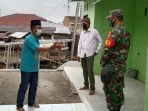 Babinsa Melaksakan Komsos Bersama Masyarakat Di Lokasi Pembangunan Mosholla.