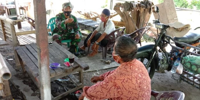 Dengan Keperdulian Personel Satgas TMMD Ke109 Serka Suseno Melaksanakan Komsos Tentang Masalah Lingkungan