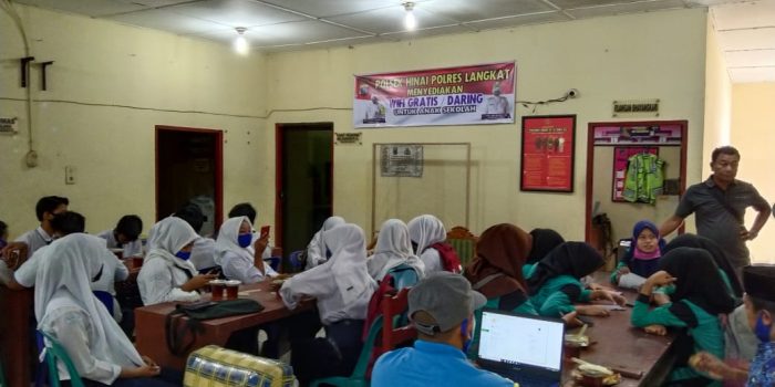 Kapolsek Hinai Fasilitasi Siswa SMP Negeri 2 Belajar Daring