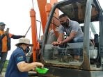 Satu Unit Excavator Milik Pemko Langsa Rehabilitasi 500 Hektar Tambak