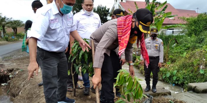 SMSI dan Polres Tanah Karo Tanam Pohon di Desa Batukarang