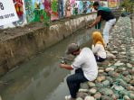 Memancing Dan Duduk Di Atas Beronjong Yang Di Bangun Satgas TMMD Kodim 0201/BS