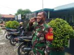 Mantan Anggota TMMD Gunakan HP Jalin Silaturahmi Dengan Warga Tanah 600