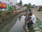 Serunya Aksi Warga Mancing Ikan di Di Beronjong Sungai Merah Kelurahan Tanah Enam Ratus Kecamatan Medan Marelan