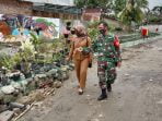 Bersama Kepala Lingkungan,Babinsa Meninjau Taman Bunga Disekitar Bronjong Sungai