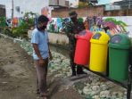 Indah Dipandang Mata Dengan di Siapkan Tempat Sampah di Sepanjang Pingir Sungai Merah Oleh Satgas TMMD 109.