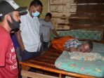 Bupati Aceh Timur Sambangi Lansia Lumpuh