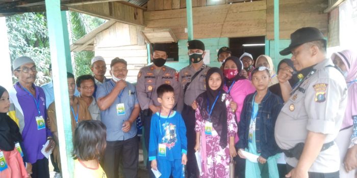 Kapolsek Batahan Serahkan Hadiah Untuk Warga Berprestasi