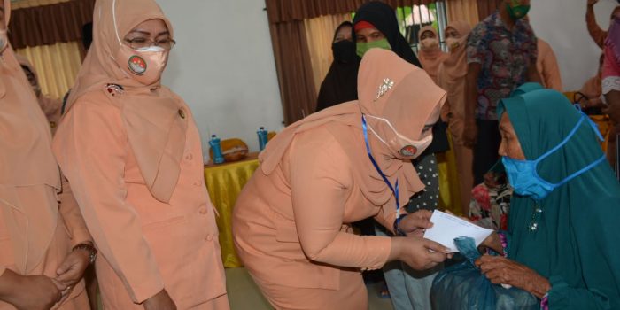 DWP Langkat Bagikan Sembako ke Kaum Dhuafa Ditiga Wilayah