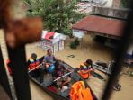 Brimob Poldasu Evakuasi Warga Terjebak Banjir di Medan, Tenda dan Makanan Disiapkan