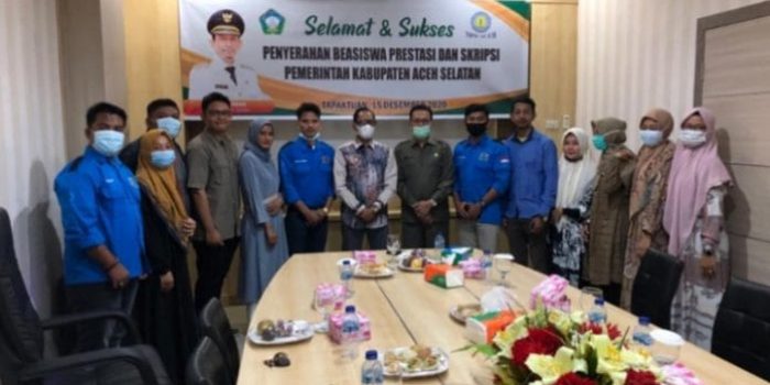 Bupati Aceh Selatan Serahkan Bantuan Sosial Beasiswa Prestasi