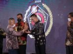 Wagub Musa Rajekshah Terima Penghargaan Golden Award SIWO PWI Pusat 2020