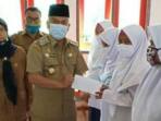 Disdikbud Palas Bantu Siswa Berprestasi Kepada Siswa/i Tingkat SD Dan SMP