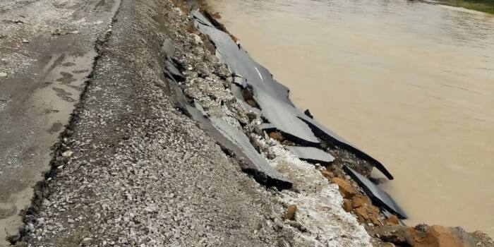 Jalan Menuju Wisata Tangkahan Putus Dihantam Derasnya Arus Sungai Batang Serangan