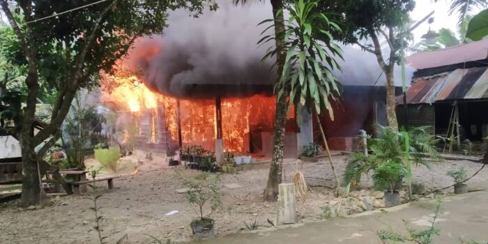 Ditinggal Sebentar, Rumah Sekdes Sekumur Dilalap Sijago Merah