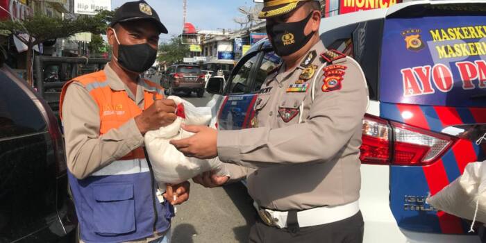 Dirlantas Polda Aceh Bagi Sembako dan Masker ke Warga
