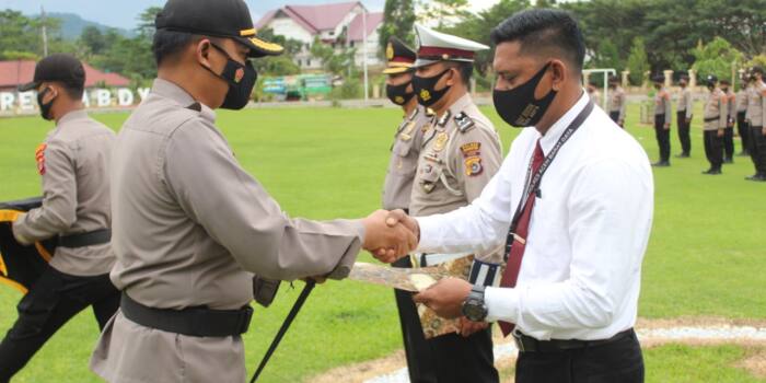 Kapolres Abdya Beri Kenaikan Pangkat dan Penghargaan Bagi Anggota Berprestasi