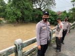 Waspadai Bencana Banjir di Wilayahnya, Anggota Polsek Medan Helvetia Cek Debit Air Sungai