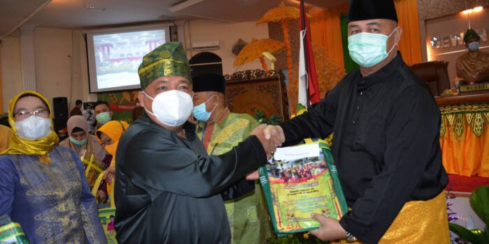 HUT ke-271, Mantan Bupati Langkat Ngogesa Sitepu Terima Cenderamata