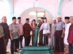 Wabup Palas Serahkan Bantuan Ambal ke BKM Al-Amin Desa Harang Julu