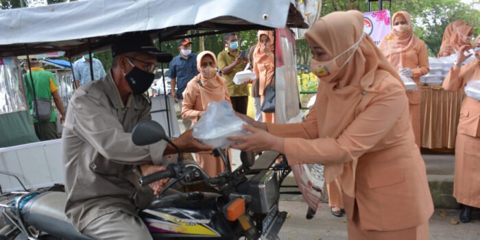 DWP Langkat Bagikan 618 Bungkus Nasi Berkah ke Masyarakat