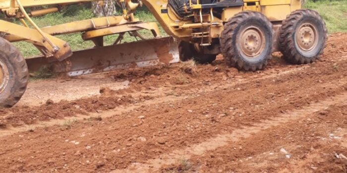 PT PHS Kerahkan Alat Berat Perbaiki Jalan Rusak di Sosa Timur Palas