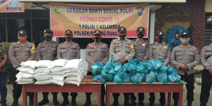 Polsek Padang Tualang Bagi Paket Sembako ke 60 Warga yang Kurang Mampu
