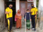 Peduli, Kapolres Gayo Lues Serahkan Tongkat Disabilitas Pada Sultan