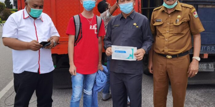 Paska Erupsi Sinabung Konjen RRT Salurkan Bantuan Kepada Pemkab Karo