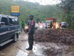 TNI Bantu Kelancaran Lalu Lintas di Lokasi Tanah Longsor Lintas Bireun-Takengon