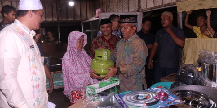 Wabup Zarnawi Serahkan Bantuan Peralatan Usaha ke UMKM