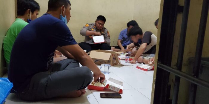 Aksi Kapolsek Kota Kisaran Makan Bersama Tahanan