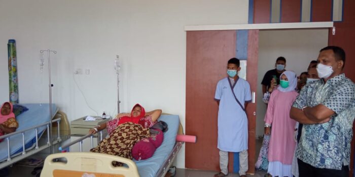Bupati Rocky Kunjungi Korban Keracunan Gas di RSUD