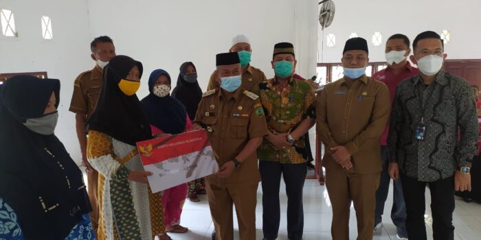 Peserta Baru PKH Terima Kartu ATM dan Buku Tabungan