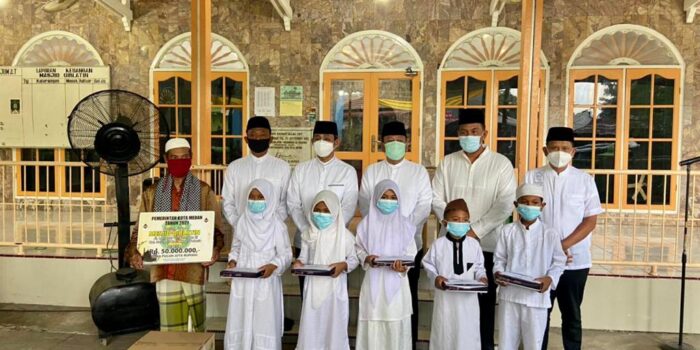 Sekda Medan Serahkan Bantuan untuk Masjid Qiblatin