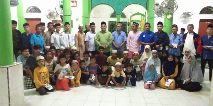 DPD IMADA Palas Bagi-bagi Takjil ke Lansia dan Anak Yatim