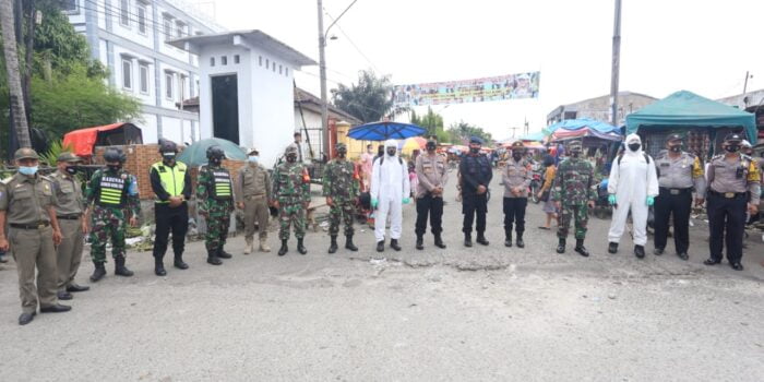 Polri, TNI dan Pemko Medan Semprotkan Cairan Desinfektan Skala Besar Cegah Covid-19