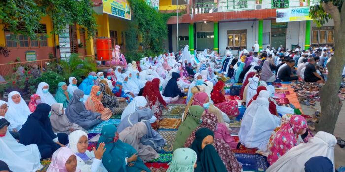 Jamaah Sholat Idul Fitri di Masjid Raya Miftahul Iman ‘Tumpah’